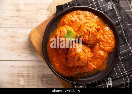 Fleischbällchen in rotem chipotle-Chili und Tomatensauce, gemahlenes Schwein- oder Rindfleisch mit Käse gefüllt. Ein sehr beliebtes hausgemachtes Rezept in Mexiko und anderen Kuhsorten Stockfoto