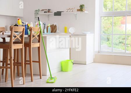 Reinigungsmittel auf dem Tisch im Küchenraum Stockfoto