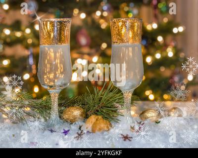Zwei elegante Sektgläser im Hintergrund des Weihnachtsbokeh Stockfoto