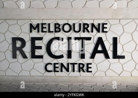 Schwarzes Melbournes Rezital Centre-Schild an einer hellgrauen Mauer über dem Haupteingang des Komplexes für darstellende Künste Stockfoto