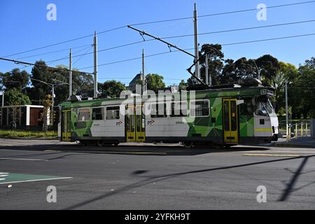 Seitenansicht einer Straßenbahn der Z-Klasse, die von Yarra Trams betrieben wird, während sie an einem klaren und sonnigen Tag von der neuen Straßenbahnhaltestelle Anzac Station abfährt Stockfoto