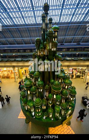 London, UK, 4. November 2024, wurde der letzte 11 Meter hohe Weihnachtsbaum am 4. November in der St. Pancras International Station enthüllt. Eine Partnerschaft zwischen Universal Pictures UK, genannt Wicked, ein Film, der am 22. November in Großbritannien veröffentlicht wird. Der Baum brauchte 20 Handwerker mehr als 4.000 Stunden, um ihn zu erschaffen. Andrew Lalchan Photography/Alamy Live News Stockfoto