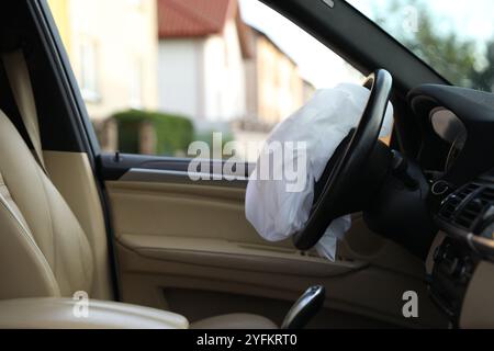 Airbag im Auto geöffnet. Sicherheitsausrüstung für Autos Stockfoto