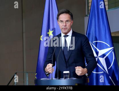 BERLIN - 4. NOVEMBER 2024 - NATO-Generalsekretär Mark Rutte spricht während einer gemeinsamen Pressekonferenz mit Bundeskanzler Olaf Scholz in Berlin. Stockfoto