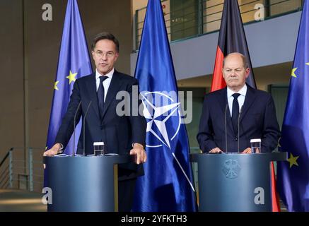 BERLIN, DEUTSCHLAND - 4. NOVEMBER 2024 - Bundeskanzler Olaf Scholz (R) und NATO-Generalsekretär Mark Rutte werden während einer gemeinsamen Pressekonferenz in Berlin, Bundesrepublik Deutschland, dargestellt. Stockfoto