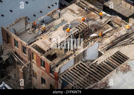 Arbeiter, die Brownstone-Gebäude im Murray Hill Historic District, 2024, New York City, USA, abreißen Stockfoto