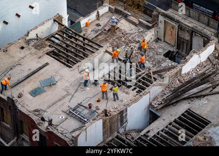 Arbeiter, die Brownstone-Gebäude im Murray Hill Historic District, 2024, New York City, USA, abreißen Stockfoto