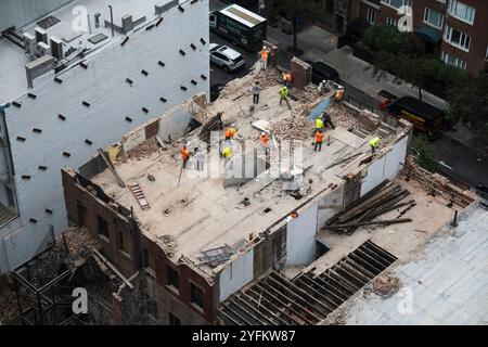 Arbeiter, die Brownstone-Gebäude im Murray Hill Historic District, 2024, New York City, USA, abreißen Stockfoto