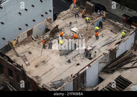 Arbeiter, die Brownstone-Gebäude im Murray Hill Historic District, 2024, New York City, USA, abreißen Stockfoto