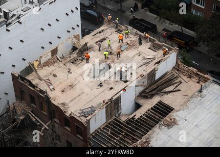 Arbeiter, die Brownstone-Gebäude im Murray Hill Historic District, 2024, New York City, USA, abreißen Stockfoto