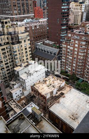 Arbeiter, die Brownstone-Gebäude im Murray Hill Historic District, 2024, New York City, USA, abreißen Stockfoto