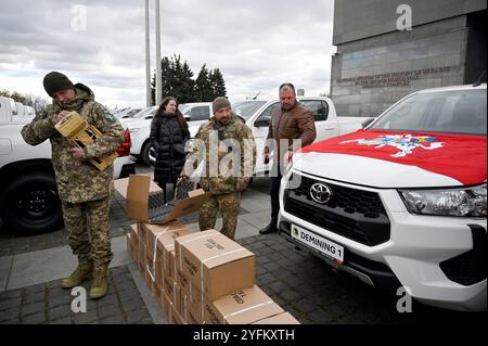 KIEW, UKRAINE - 4. NOVEMBER 2024 - Soldaten öffnen die Kisten während der Übergabe von Fahrzeugen und Minenräumgeräten, die vom Fonds der Demining Capability Coalition unter der Führung Litauens und Islands im Nationalmuseum für die Geschichte der Ukraine im Zweiten Weltkrieg in Kiew, Hauptstadt der Ukraine, erworben wurden Stockfoto