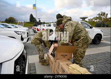 KIEW, UKRAINE - 4. NOVEMBER 2024 - Soldaten öffnen die Kisten während der Übergabe von Fahrzeugen und Minenräumgeräten, die vom Fonds der Demining Capability Coalition unter der Führung Litauens und Islands im Nationalmuseum für die Geschichte der Ukraine im Zweiten Weltkrieg in Kiew, Hauptstadt der Ukraine, erworben wurden Stockfoto