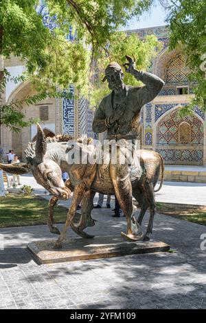 Buchara, Usbekistan - 10. September 2022: Fantastischer Blick auf das Khoja Nasreddin Efendi Monument im historischen Zentrum von Buchara, Usbekistan. Stockfoto