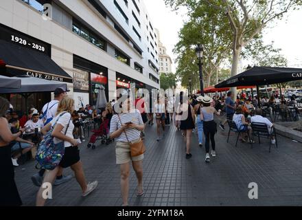 Pulsierendes Straßenleben rund um die Plaza de Catalunya in Barcelona, Spanien. Stockfoto