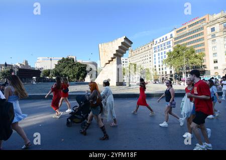 Juli 2024, Barcelona, Spanien. Katalanische Anhänger der spanischen Fußballmannschaft treffen sich auf der Plac de Catalunya zum Finale der EM 2024 gegen England. Stockfoto