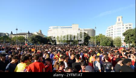 Juli 2024, Barcelona, Spanien. Katalanische Anhänger der spanischen Fußballmannschaft treffen sich auf der Plac de Catalunya zum Finale der EM 2024 gegen England. Stockfoto