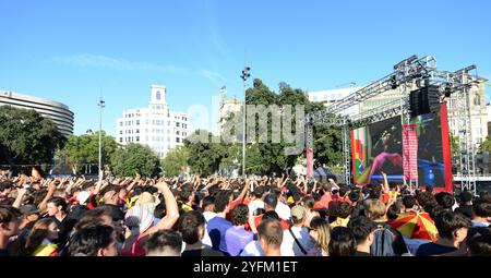 Juli 2024, Barcelona, Spanien. Katalanische Anhänger der spanischen Fußballmannschaft treffen sich auf der Plac de Catalunya zum Finale der EM 2024 gegen England. Stockfoto