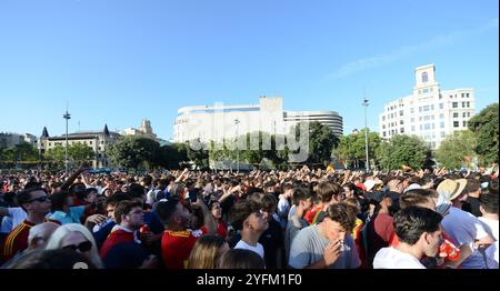 Juli 2024, Barcelona, Spanien. Katalanische Anhänger der spanischen Fußballmannschaft treffen sich auf der Plac de Catalunya zum Finale der EM 2024 gegen England. Stockfoto