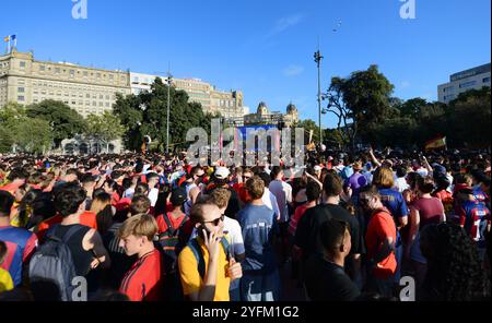 Juli 2024, Barcelona, Spanien. Katalanische Anhänger der spanischen Fußballmannschaft treffen sich auf der Plac de Catalunya zum Finale der EM 2024 gegen England. Stockfoto