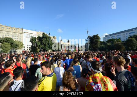 Juli 2024, Barcelona, Spanien. Katalanische Anhänger der spanischen Fußballmannschaft treffen sich auf der Plac de Catalunya zum Finale der EM 2024 gegen England. Stockfoto