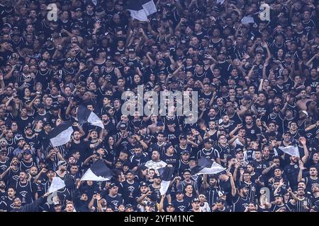 Sao Paulo, Brasilien. November 2024. SP - SAO PAULO - 11/04/2024 - BRASILIANISCHE A 2024, CORINTHIANS x PALMEIRAS - KORINTHIANER Fans während des Spiels gegen Palmeiras im Stadion Arena Corinthians für die brasilianische A 2024 Meisterschaft. Foto: Marcello Zambrana/AGIF (Foto: Marcello Zambrana/AGIF/SIPA USA) Credit: SIPA USA/Alamy Live News Stockfoto