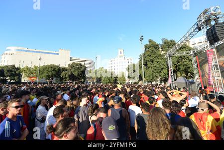 Juli 2024, Barcelona, Spanien. Katalanische Anhänger der spanischen Fußballmannschaft treffen sich auf der Plac de Catalunya zum Finale der EM 2024 gegen England. Stockfoto