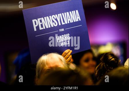 Harrisburg, Pennsylvania, USA, 4. November 2024. Harris Walz-Unterstützer hält Pennsylvania-Schild bei einer Demokratischen Kundgebung in der Service Employees International Union Hall in Harrisburg, als die letzten Stunden vor der nationalen Abstimmung 2024 abhaken. John Lazenby/Alamy Live News Stockfoto