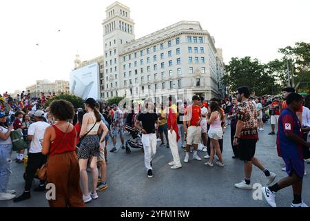 Juli 2024, Barcelona, Spanien. Katalanische Anhänger der spanischen Fußballmannschaft treffen sich auf der Plac de Catalunya zum Finale der EM 2024 gegen England. Stockfoto