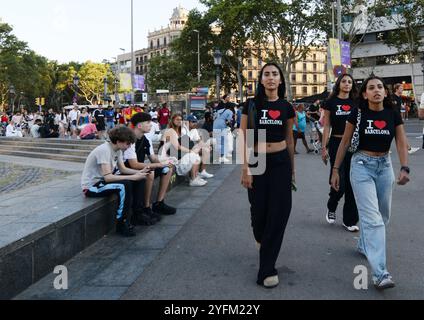 Juli 2024, Barcelona, Spanien. Katalanische Anhänger der spanischen Fußballmannschaft treffen sich auf der Plac de Catalunya zum Finale der EM 2024 gegen England. Stockfoto