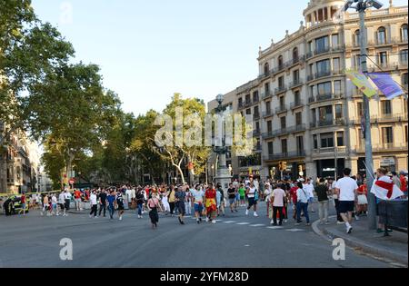 Juli 2024, Barcelona, Spanien. Katalanische Anhänger der spanischen Fußballmannschaft treffen sich auf der Plac de Catalunya zum Finale der EM 2024 gegen England. Stockfoto