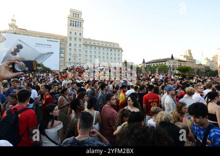 Juli 2024, Barcelona, Spanien. Katalanische Anhänger der spanischen Fußballmannschaft treffen sich auf der Plac de Catalunya zum Finale der EM 2024 gegen England. Stockfoto