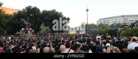 Juli 2024, Barcelona, Spanien. Katalanische Anhänger der spanischen Fußballmannschaft treffen sich auf der Plac de Catalunya zum Finale der EM 2024 gegen England. Stockfoto