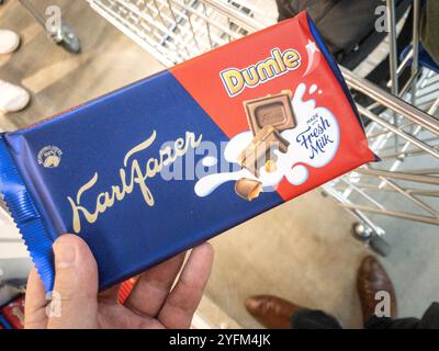 BELGRAD, SERBIEN - 21. SEPTEMBER 2024: Karl Fazer Schokoladentafeln in einem Supermarktregal in Belgrad. Karl Fazer ist eine finnische Schokoladenmarke Stockfoto