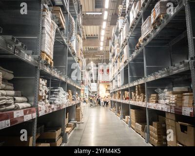 BELGRAD, SERBIEN - 21. SEPTEMBER 2024: IKEA-Lager des schwedischen multinationalen Möbelhändlers in Belgrad. Die massive Struktur hebt IK hervor Stockfoto