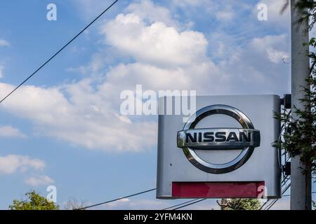 BELGRAD, SERBIEN - 21. SEPTEMBER 2024: Nissan-Logo auf dem Hauptladen des Händlers Belgrad. Nissan ist ein japanischer Auto- und Automobilhersteller Stockfoto