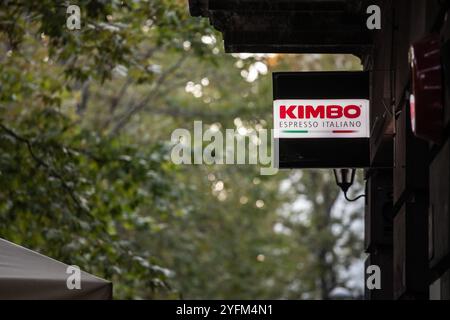 BELGRAD, SERBIEN - 21. JULI 2024: Das Kimbo Coffee Logo befindet sich auf der Außenseite eines Einzelhändlers in Belgrad, Serbien. Kimbo ist ein italienisches Kaffeeunternehmen Stockfoto