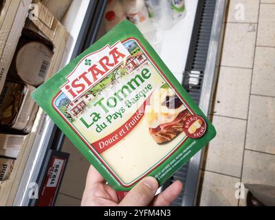 BELGRAD, SERBIEN - 21. SEPTEMBER 2024: Der von Istara hergestellte Tomme du Pays Baskenkäse wird in einem Belgrader Supermarkt zum Verkauf angeboten. Tomme du Pays b Stockfoto