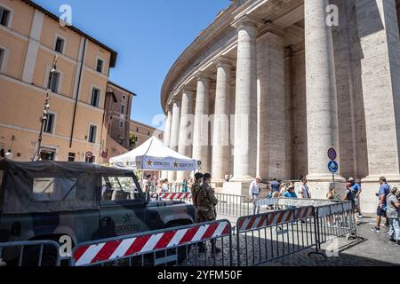 ROM, ITALIEN - 15. JUNI 2024: Italienische Soldaten von Esercito Italiano in Uniform beobachten und beschützen auf dem Petersplatz und dem vatikan, Rom weiter Stockfoto