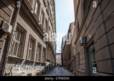 BELGRAD, SERBIEN - 16. APRIL 2024: 1300 Kaplara Straße am Nachmittag, voll. Es ist eine der Fußgängerzonen und touristischen Attraktionen von Stockfoto