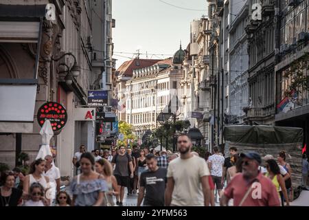 BELGRAD, SERBIEN - 24. APRIL 2024: Kneza Mihailova Straße am Nachmittag, voll. Auch bekannt als Knez Mihaila, ist dies die wichtigste Fußgängerzone von Stockfoto