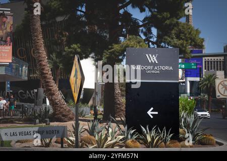 LAS VEGAS - 19. AUGUST 2024: Logo des Waldorf Astoria Las Vegas vor dem luxuriösen Hotelgebäude. Das ist Teil der Hilton Waldorf Astoria Gruppe Stockfoto