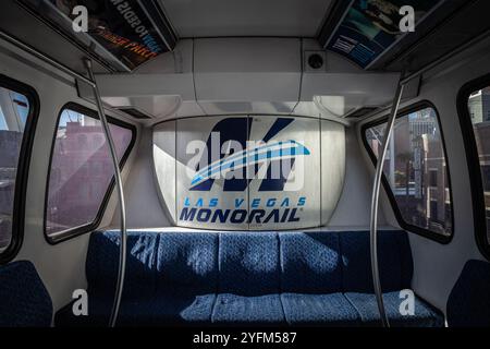 LAS VEGAS - 19. AUGUST 2024: Das Logo der Las Vegas Monorail im Inneren des Zuges. Die LVMonorail ist ein Transitsystem in der Stadt Las Vegas, einem Teil von t Stockfoto