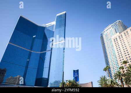 LAS VEGAS - 19. AUGUST 2024: Das Fontainebleau Las Vegas Hotel steht hoch vor der Skyline der Stadt. Fontainebleau Las Vegas ist ein Casino & Hotel auf der Th Stockfoto