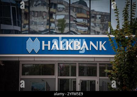 BELGRAD, SERBIEN - 21. SEPTEMBER 2024: Das Halkbank-Logo wird an der Fassade ihres Büros in Belgrad angebracht. Die Halkbank ist eine staatliche türkische Bank Stockfoto