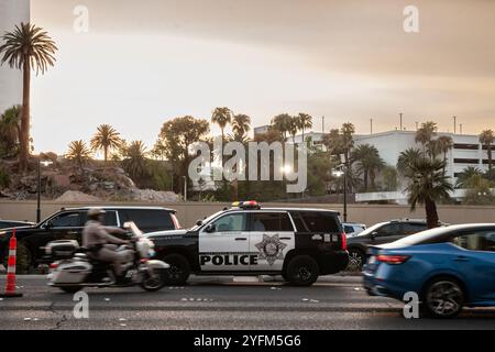 LAS VEGAS - 19. AUGUST 2024: Der Polizeiwagen von Las Vegas patrouilliert mit Stau auf dem Las Vegas Strip. Las Vegas Metropolitan Police Department (LVMPD) ist La Stockfoto