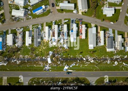 Schwer beschädigte Häuser nach Hurrikan Ian in Florida Wohnmobil-Wohngebiet. Folgen einer Naturkatastrophe. Stockfoto