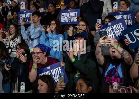 Allentown, Usa. November 2024. ALLENTOWN, PENNSYLVANIA – 4. NOVEMBER: Die für den demokratischen Präsidenten nominierte US-Vizepräsidentin Kamala Harris spricht während einer Wahlkampfveranstaltung am Muhlenberg College am 4. November 2024 in Philadelphia, Pennsylvania. Mit einem Tag bis zum Wahltag kämpft Vizepräsidentin Kamala Harris im Swing-Staat mit der größten Anzahl von Wahlstimmen. (Foto: Michael Nigro/SIPA USA) Credit: SIPA USA/Alamy Live News Stockfoto