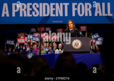 Allentown, Usa. November 2024. ALLENTOWN, PENNSYLVANIA – 4. NOVEMBER: Die für den demokratischen Präsidenten nominierte US-Vizepräsidentin Kamala Harris spricht während einer Wahlkampfveranstaltung am Muhlenberg College am 4. November 2024 in Philadelphia, Pennsylvania. Mit einem Tag bis zum Wahltag kämpft Vizepräsidentin Kamala Harris im Swing-Staat mit der größten Anzahl von Wahlstimmen. (Foto: Michael Nigro/SIPA USA) Credit: SIPA USA/Alamy Live News Stockfoto