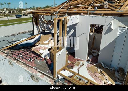 Folgen von Naturkatastrophen. Beschädigtes Hausdach mit fehlenden Schindeln und zerbrochenen Wänden nach Hurrikan Ian in Florida. Stockfoto